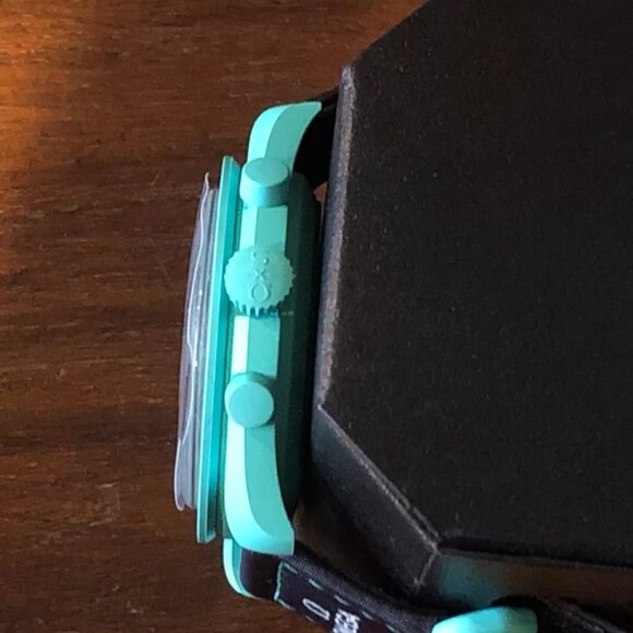 Authentic OMEGA X SWATCH MoonSwatch Mission on Earth Polar Lights SO33L103 - Picture 6 of 12